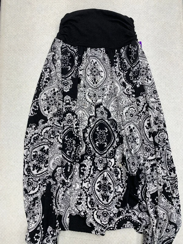 Wrap maxi skirts for versatile styling options -Skirt Maxi By Apt 9 In Black White, Size: S