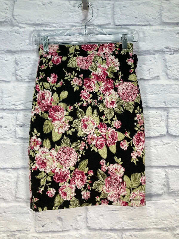 Casual skirts for relaxed weekend lounging -Skirt Mini & Short By Maeve In Black & Pink, Size: 00